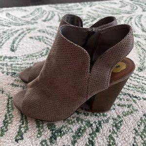 Brown/tan suede women’s heels, never worn